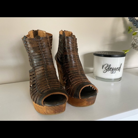 Blowout Sale!  Through October! Sbicca Platform Strappy Sandals - Picture 3 of 6